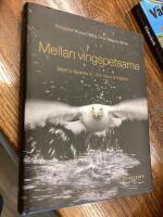 Mellan vingspetsarna : bilder ur f&aring;glarnas liv - fr&aring;n &Ouml;land till Antarktis