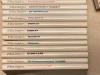 12 band: Romeo och Jouliet, En midsommardr&ouml;m, Kung Lear, Som ni vill ha det,Perkiles, Macbeth, Hamlet, Othello, Rickard III, En vintersaga, K&ouml;pmannen i Venedig och Trettondagsafton.Trettondagsafton