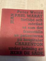 Jean Paul Marat f&ouml;rf&ouml;ljd och m&ouml;rdad s&aring; som det framst&auml;lls av patienterna p&aring; hospitalet Charenton under ledning av herr De Sade