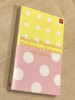 Underbara kvinnor vid vatten