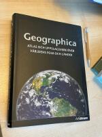 Geographica : atlas och uppslagsverk &ouml;ver v&auml;rldens folk och l&auml;nder