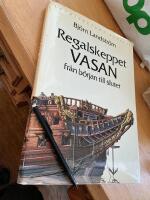 Regalskeppet Vasan fr&aring;n b&ouml;rjan till slutet : en bok om byggandet och utsmyckandet, riggningen och bestyckningen av Vasan som f&ouml;rliste i Stockholms hamn 1628, med j&auml;mf&ouml;rande studier i danskt, engelskt och holl&auml;ndskt skeppsbyggeri under f&ouml;rsta h&auml;lften av 16