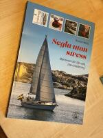 Segla utan stress : man&ouml;vrera b&aring;ten med liten bes&auml;ttning