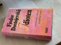 Idioten : roman i fyra delar