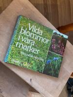 Vilda blommor i v&aring;ra marker - fotografisk flora i f&auml;rg
