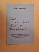 Dag Hammarskj&ouml;ld "Gud" och l&ouml;nnm&ouml;rdare!? (Textkritisk f&ouml;rklaring till anm&auml;rkningsv&auml;rda avsnitt av V&auml;gm&auml;rken och gensaga till W. H. Audens  - Leif Sj&ouml;berg kommenterade engelska &ouml;vers&auml;ttning av boken och till Sven Stolpes Dag Hammarskj&ouml;lds andliga v&auml;g)