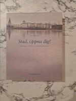 Stad, &ouml;ppna dig! : vandringar och f&auml;rder i Kristianstad med omnejd