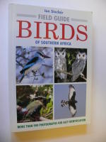 BIRDS OF SOUTHERN AFRICA. FIELD GUIDE. MORE THAN 900 PHOTOGRAPHS FOR EASY IDENTIFICATION