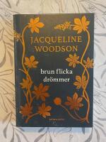 Brun flicka dr&ouml;mmer