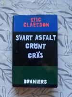 Svart asfalt gr&ouml;nt gr&auml;s