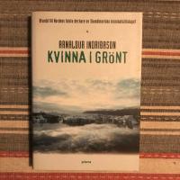 Kvinna i gr&ouml;nt