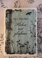 Flickan med glasf&ouml;tter