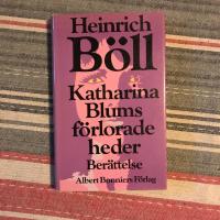 Katharina Blums f&ouml;rlorade heder eller Hur v&aring;ld kan uppst&aring; och vart det kan leda : ber&auml;ttelse