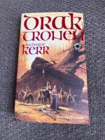 Draktronen : tredje boken om det magiska landet Deverry
