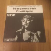 P&aring; en gammal b&auml;nk / Ett r&ouml;tt &auml;pple