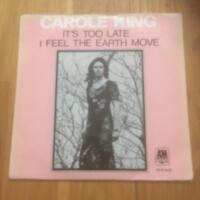 It's too late / I feel the earth move ( Felpressad etikett)