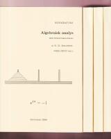 [3 delar i 4 vol.] Algebraisk analys med didaktiska inslag. F&ouml;rra delen: J&auml;mte en n&ouml;jaktig systematisk studie av den successiva utvidgningen av talm&auml;ngder (positiva hela tal, hela, rationella, reella tal). Senare delen: Funktionsanalys j&auml;mte bevis av algebrans fundamentalsats. Litteraturf&ouml;rteckning. Appendix. Till&auml;gg. Epilog. Svar m.m. Sakregister.