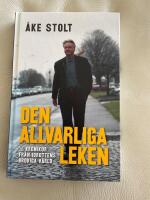 Den allvarliga leken : kr&ouml;nikor fr&aring;n idrottens brokiga v&auml;rld