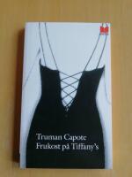Frukost p&aring; Tiffany&acute;s  : en kort roman och tre noveller (R4G3)