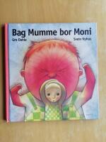 Bag Mumme bor Moni (Spr&aring;k danska), R4G8)