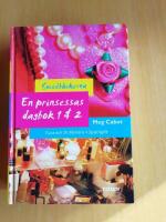 Tiara och Dr. Martens ; Spotlight (R1H6)