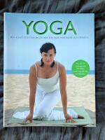 Yoga - den kompletta tr&auml;ningsboken f&ouml;r b&aring;de nyb&ouml;rjare och erfarna