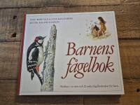 Barnens f&aring;gelbok : [D. 1. [Nyfiken i en strut och 20 andra f&aring;gelber&auml;ttelser f&ouml;r barn