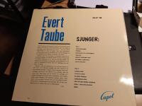 Evert Taube sjunger