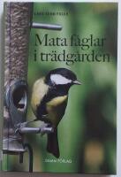 Mata f&aring;glar i tr&auml;dg&aring;rden
