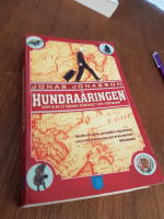 Hundra&aring;ringen som klev ut genom f&ouml;nstret och f&ouml;rsvann