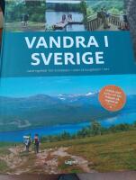 Vandra i Sverige : vandringsleder fr&aring;n Sk&aring;neleden i s&ouml;der till Kungsleden i norr