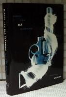 Dj&auml;vul i en bl&aring; kl&auml;nning