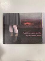 Portr&auml;tt i ett m&aring;lat landskap