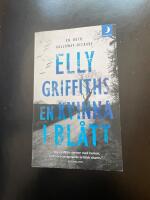 En kvinna i bl&aring;tt