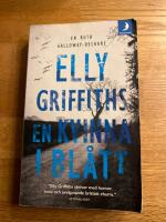 En kvinna i bl&aring;tt