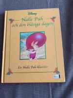 Nalle Puh och den bl&aring;siga dagen : en klassiker fr&aring;n Nalle Puhs skattkammare