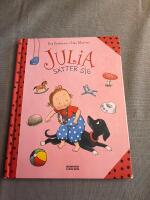 Julia s&auml;tter sig