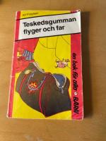 Teskedsgumman flyger och far