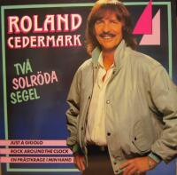 Tv&aring; solr&ouml;da segel.