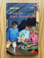 Tordyveln flyger i skymningen