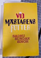 Vid m&auml;starens f&ouml;tter