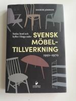 Svensk m&ouml;beltillverkning 1950-1970 : stolar, bord och hyllor i l&aring;nga rader