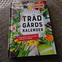 Tr&auml;dg&aring;rdskalender : inspiration, tips & projekt m&aring;nad f&ouml;r m&aring;nad