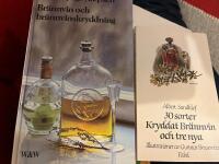 Trettio sorter kryddat br&auml;nnvin och tre nya, enligt gamla beskrivningar och Br&auml;nnvin och br&auml;nnvinskryddning