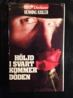 H&ouml;ljd i svart kommer d&ouml;den