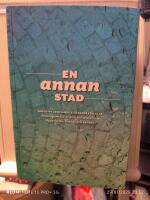 En annan stad - kreativt skrivande & l&auml;sande f&ouml;r alla : antologi med &ouml;ver 200 f&ouml;rfattare fr&aring;n Uppsala l&auml;n, Sverige och v&auml;rlden