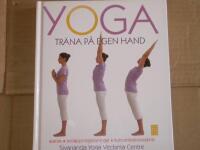 Yoga - tr&auml;na p&aring; egen hand : [asanas, avslappnings&ouml;vningar, koncentrationsteknik]