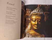 M&ouml;t Buddha : fotografier fr&aring;n Bodh Gaya, verser ur Dhammapada