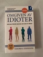 Omgiven av idioter : hur man f&ouml;rst&aring;r dem som inte g&aring;r att f&ouml;rst&aring;