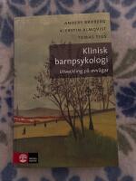 Klinisk barnpsykologi : utveckling p&aring; avv&auml;gar